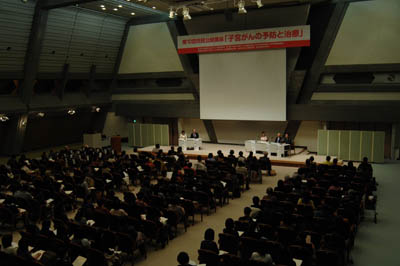 20120321sagawa1 - 佐川がん研究振興財団／ 子宮がんをテーマに俳優洞口さんが講演