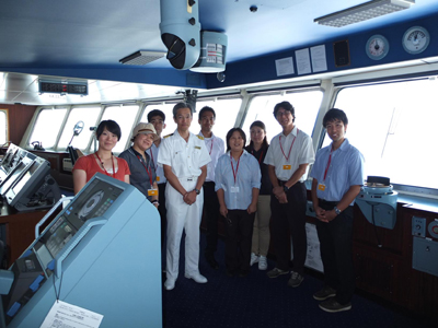 20120822nyk - 日本郵船／神奈川の小･中学校教員8人が海運や物流を研修