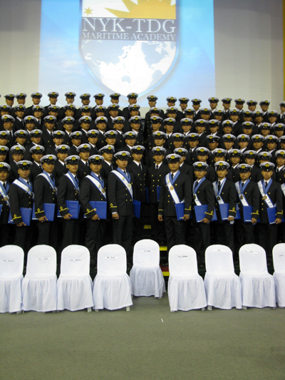 20120925nyk - 日本郵船／共同運営のフィリピン商船大学118人が卒業