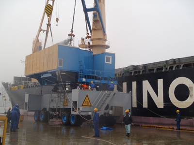 20120926nyk - 日本郵船／大船渡港へ自走式ハーバークレーンを輸送