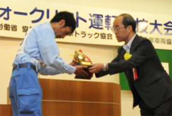 20121001hitachi - 日立物流／全国フォークリフト運転競技大会で日本一