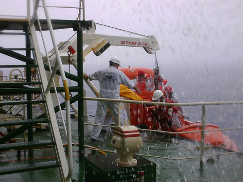 20121026nyk - 日本郵船／スリランカ沖で漁船乗組員を救助