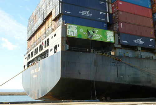 20121031nyk - 日本郵船／コンテナ船が米オークランド港で陸から電源供給