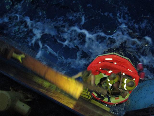 20130411nyk - 日本郵船／自動車専用船がボート転覆の4人を救助
