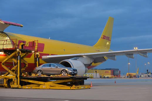 20130522dhl - DHL／メルセデス・ベンツ新型Sクラスを輸送