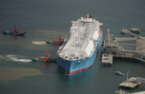20130826sekiyuk2 - 国際石油開発帝石／直江津LNG 基地へ、液化天然ガス第一船入港