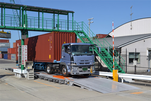 20131022kamacho - 鎌長製衡／トラック用の三次元重心測定装置を高松港へ設置