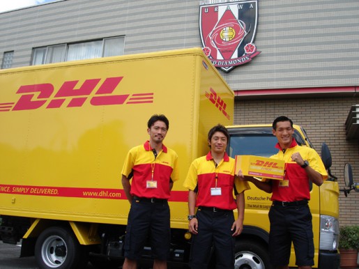20140729dhl1 515x386 - DHLジャパン／浦和レッズの選手が賞品を配送