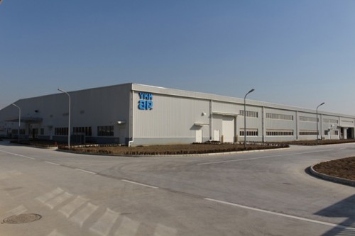 20150114ykkap 500x333 - YKK AP／投資額8億円、中国江蘇省に新工場棟竣工