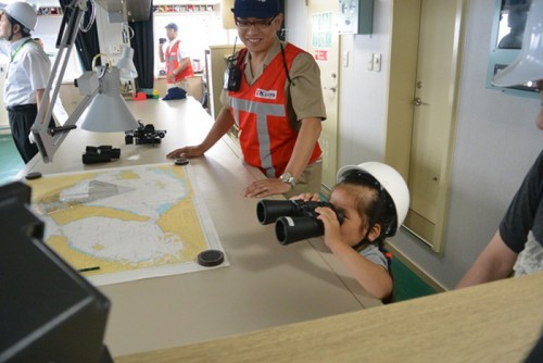 20150724kawasaki2 500x334 - 川崎汽船／神戸港で自動車運搬船船内見学会を開催