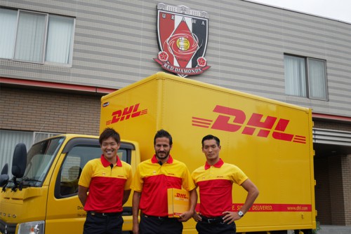 20150826dhl1 500x334 - DHLジャパン／浦和レッズの選手、オフィスに賞品を配達