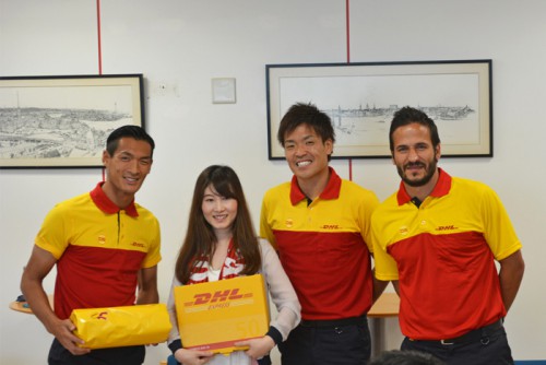 20150826dhl2 500x334 - DHLジャパン／浦和レッズの選手、オフィスに賞品を配達