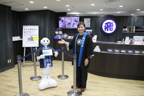 20150918sagawa1 500x334 - 佐川急便／ヒト型ロボット、東京駅サービスセンターでおもてなし
