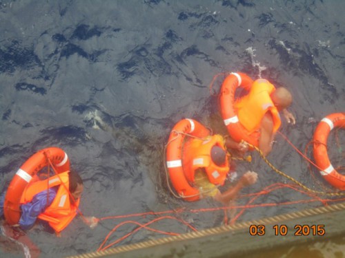 20151006nyk 500x375 - 日本郵船／フィリピン沖で遭難した漁船乗組員を救助