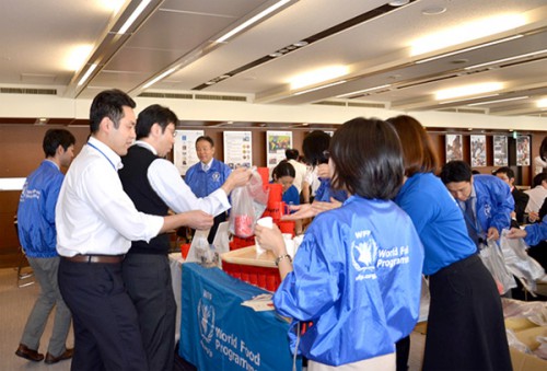 20151221mol 500x339 - 商船三井／食糧問題を考えるチャリティイベントを社員食堂で開催
