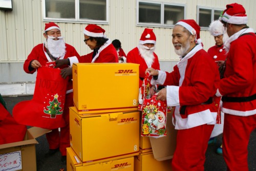 20151224dhl 500x334 - DHLジャパン／「サンタが100人やってきた！」イベントを今年も開催