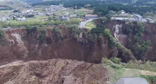 20160417kokudo 500x271 - 国土地理院／阿蘇大橋周辺の土砂崩れ箇所をドローンで撮影