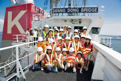 20161018kawasaki1 500x334 - 川崎汽船／小学生500名、コンテナ船・LNG船などを見学