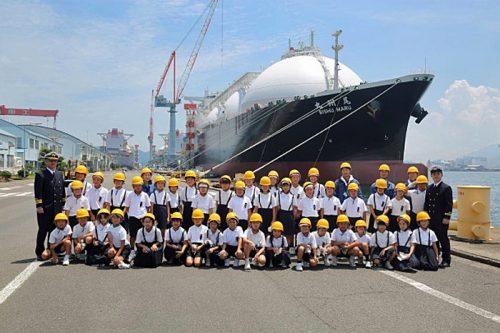 20161018kawasaki3 500x333 - 川崎汽船／小学生500名、コンテナ船・LNG船などを見学