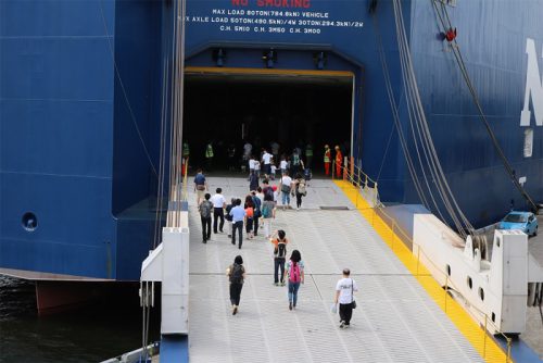 20170607nyk1 500x334 - 日本郵船／巨大な自動車船とLNG燃料のタグボート体験乗船会