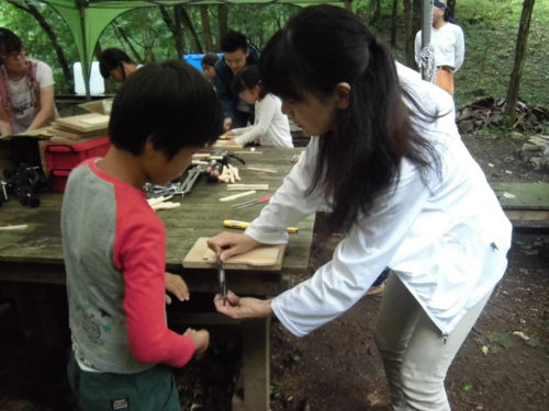 20170809sagawa2 500x375 - 佐川急便／「高尾100年の森」で八王子市の親子里山保全体験講座に協力