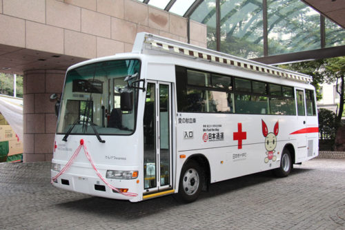 20171013nittsu21 500x334 - 日通／日本赤十字社に移動採血車（献血バス）を寄贈