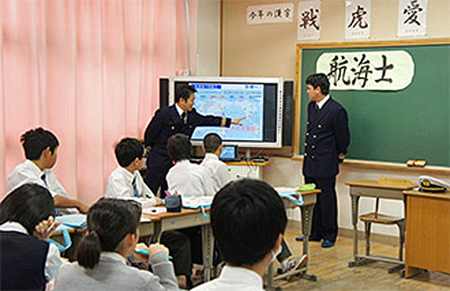 20171122mol 500x324 - 商船三井／機関長、一等航海士が都内中学校で講演