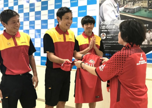 20180829dhl1 500x354 - DHLジャパン／浦和レッズの選手がお届け