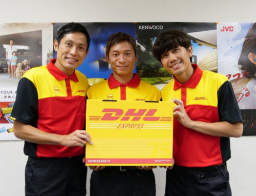 20180829dhl2 500x382 - DHLジャパン／浦和レッズの選手がお届け