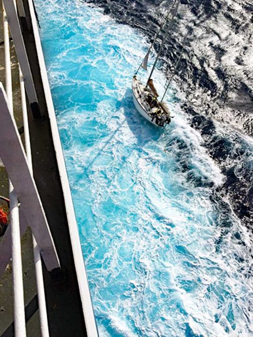 20180906nyk 500x666 - 日本郵船／自動車専用船がフランス沖でヨット救助に協力