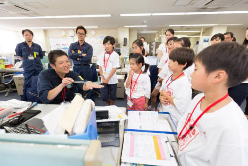 20180919hankyuhan4 500x334 - 阪急阪神エクスプレス／従業員の子ども32人がパパ・ママの職場訪問