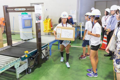 20180919hankyuhan5 500x333 - 阪急阪神エクスプレス／従業員の子ども32人がパパ・ママの職場訪問