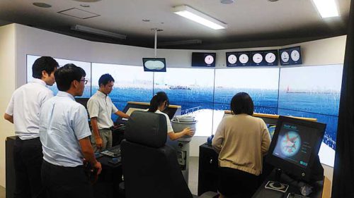 20180921nyk1 500x281 - 日本郵船／小・中学校教員に大型操船シミュレーター体験などの企業研修