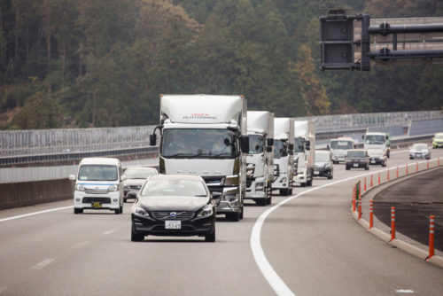 20181204tairetsu22 500x334 - トラック隊列走行／車線維持支援システム等の新技術を加え、新東名で実験