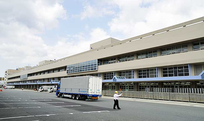 日本郵便 新東京郵便局敷地内でレベル4の自動運転実験 郵便棟の3階まで登る 物流ニュースのｌｎｅｗｓ