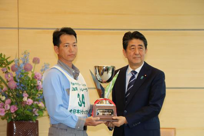 日通/ドラコン優勝者が安倍首相を表敬訪問 20190614nittsu2 - 日通/ドラコン優勝者が安倍首相を表敬訪問