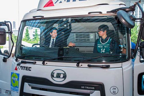 日立物流/ドラコン優勝者が安倍首相を表敬訪問 20190619hitachi3 500x334 - 日立物流/ドラコン優勝者が安倍首相を表敬訪問