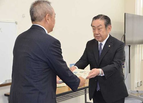 福山通運/広島県府中市の小学校など8校へ交通安全教本を寄贈 20190718fukutsu 500x360 - 福山通運/広島県府中市の小学校など8校へ交通安全教本を寄贈