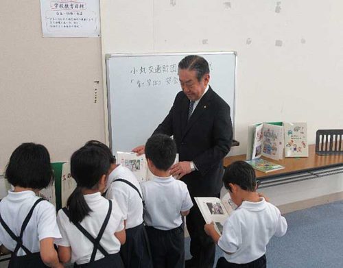 福山通運/広島県府中市の小学校など8校へ交通安全教本を寄贈 20190718fukutsu2 500x391 - 福山通運/広島県府中市の小学校など8校へ交通安全教本を寄贈