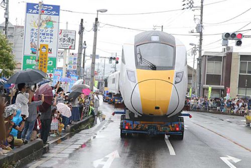 20190718hitachi2 500x334 - 日立物流／英国高速鉄道車両を日中に陸送、3.5万人が見学