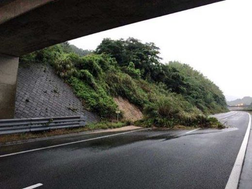 20190828kyusyu1 520x389 - 九州北部大雨災害／高速道路通行止めなど物流に影響