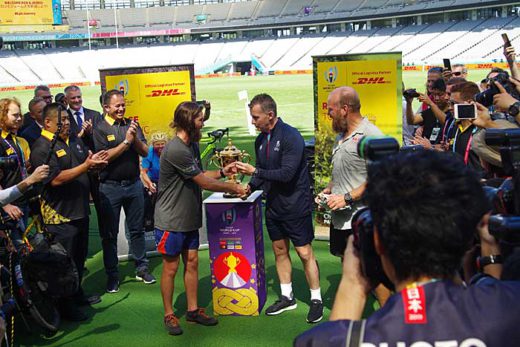 DHL/自転車でラグビーW杯のホイッスル配達、英国から無事到着 20190920dhl2 520x347 - DHL/自転車でラグビーW杯のホイッスル配達、英国から無事到着