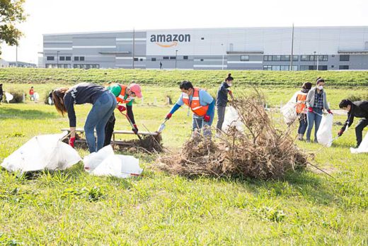 アマゾン/移動式体験学習車両で清掃道具輸送、多摩川で清掃活動 20191111amazon 520x347 - アマゾン/移動式体験学習車両で清掃道具輸送、多摩川で清掃活動