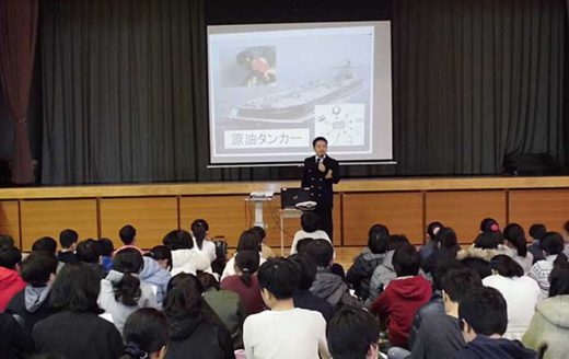 20191206mol 520x328 - 商船三井／船長が小学校の社会科授業で講義