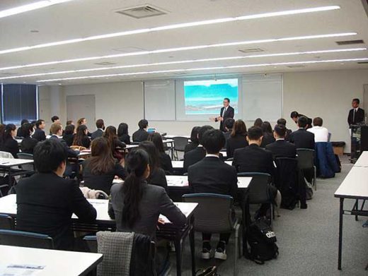 阪急阪神エクスプレス/大阪YMCA国際専門学校生に国際物流講義 20191218hankyu1 520x391 - 阪急阪神エクスプレス/大阪YMCA国際専門学校生に国際物流講義