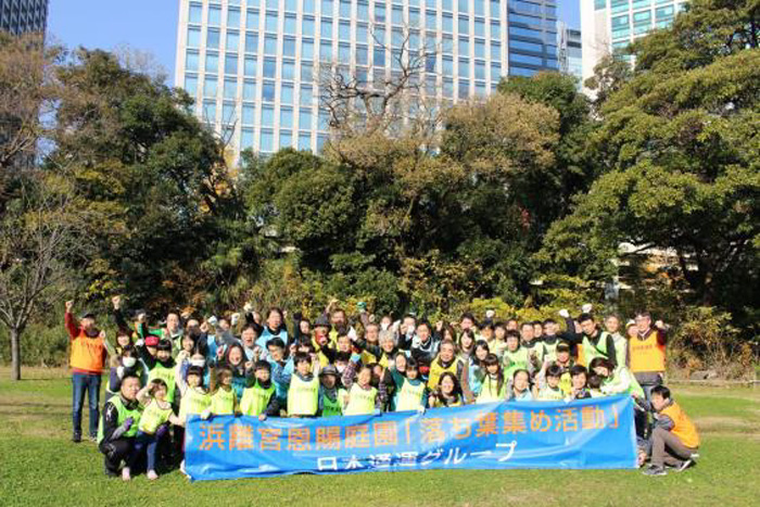 日通/浜離宮恩賜庭園で落ち葉集め活動を実施 20191219nittsu2 - 日通/浜離宮恩賜庭園で落ち葉集め活動を実施
