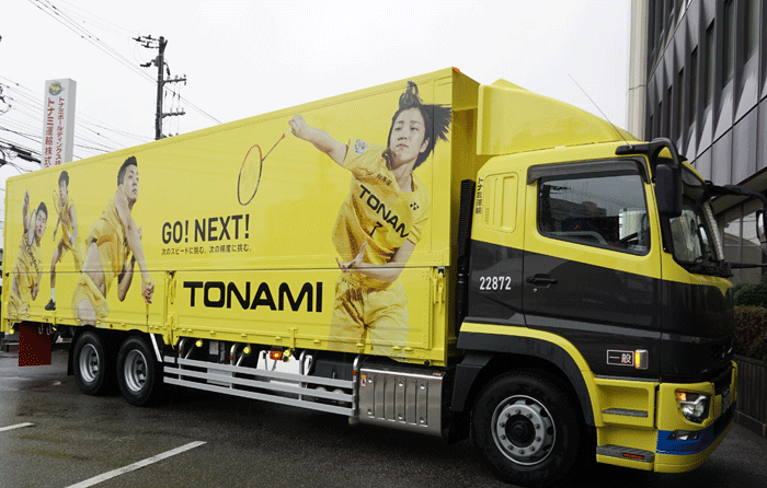20200311tonami2 - トナミ運輸／バドミントン部の選手をデザインしたトラックを披露