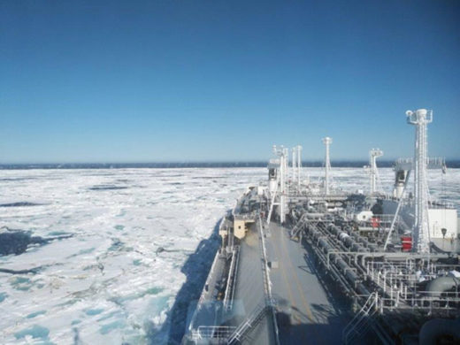 20200727mol4 520x390 - 商船三井／砕氷LNG船が北極海航路を経て東京湾・扇島に到着