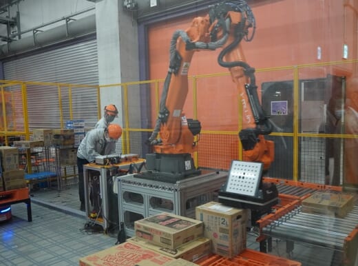 20210519mujin 520x386 - Mujin／物流ロボット見学会を再開、自動化ロボのデモ披露