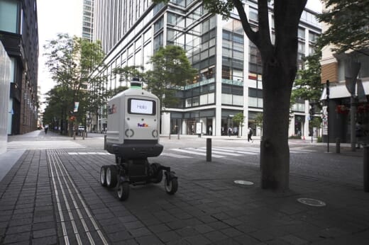 20210707fedex 520x346 - フェデックス／段差も登れる自動配送ロボットをアジア初披露